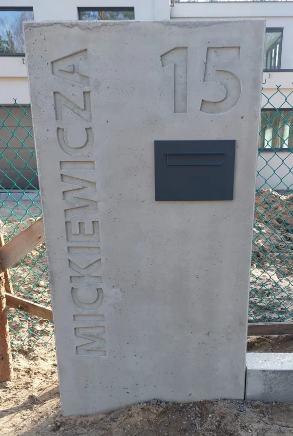 produkt-portal-008 Mur ogrodzeniowy betonu architektonicznego ze skrzynką na listy