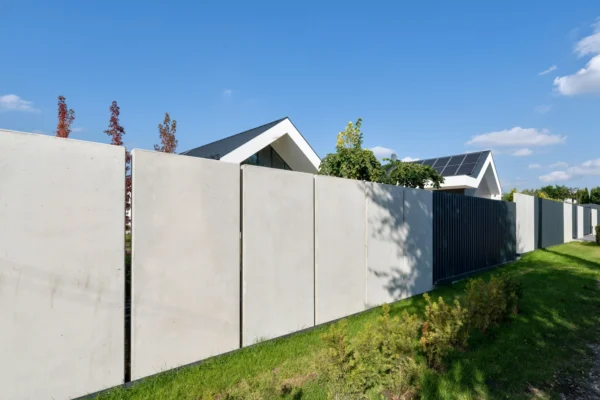 Mur ogrodzeniowy z betonu architektonicznego (100 cm szerokości)