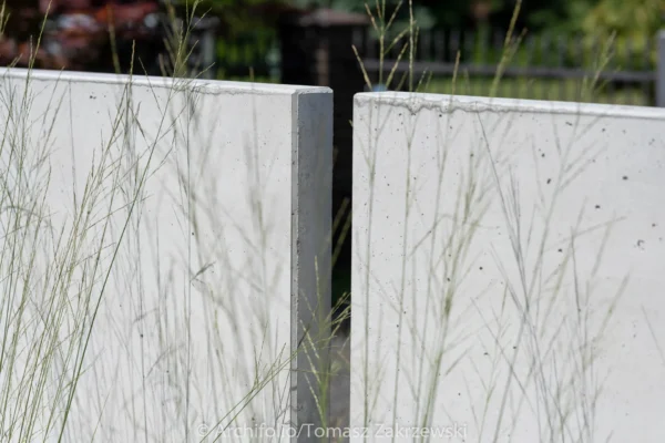 Mur ogrodzeniowy z betonu architektonicznego (100 cm szerokości)
