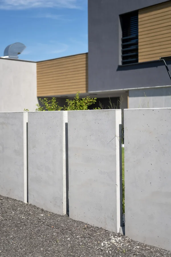 Mur ogrodzeniowy z betonu architektonicznego (100 cm szerokości)