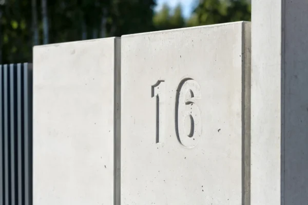 Mur ogrodzeniowy z betonu architektonicznego TOTEM