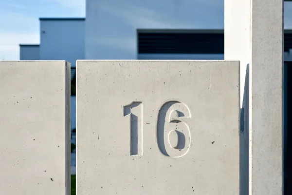 Mur ogrodzeniowy z betonu architektonicznego TOTEM