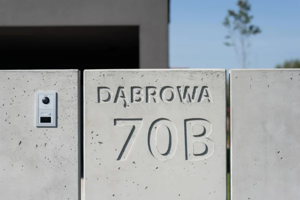 Mur ogrodzeniowy z betonu architektonicznego TOTEM