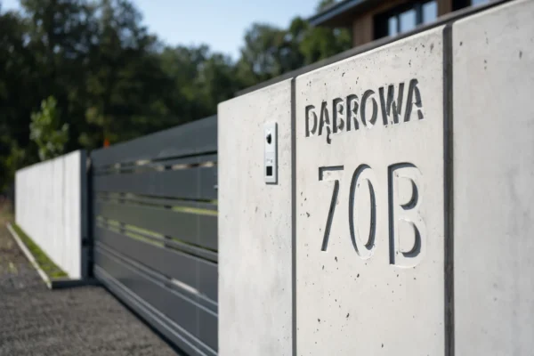 Mur ogrodzeniowy z betonu architektonicznego TOTEM