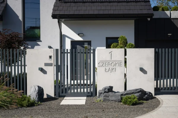 Mur ogrodzeniowy z betonu architektonicznego (100 cm szerokości)