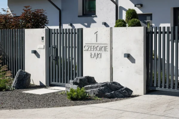 Mur ogrodzeniowy z betonu architektonicznego (100 cm szerokości)