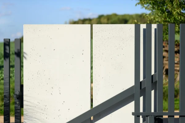 Mur ogrodzeniowy z betonu architektonicznego (100 cm szerokości)