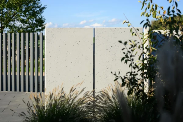 Mur ogrodzeniowy z betonu architektonicznego (100 cm szerokości)