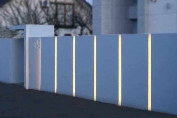 Mur ogrodzeniowy z betonu architektonicznego LAMPA LED