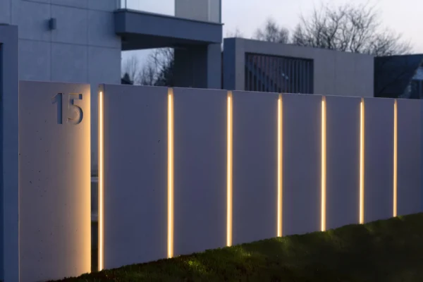 Mur ogrodzeniowy z betonu architektonicznego LAMPA LED