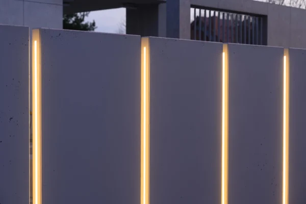 Mur ogrodzeniowy z betonu architektonicznego LAMPA LED