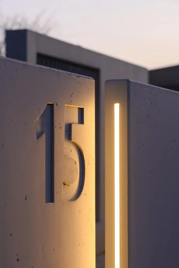 Mur ogrodzeniowy z betonu architektonicznego LAMPA LED