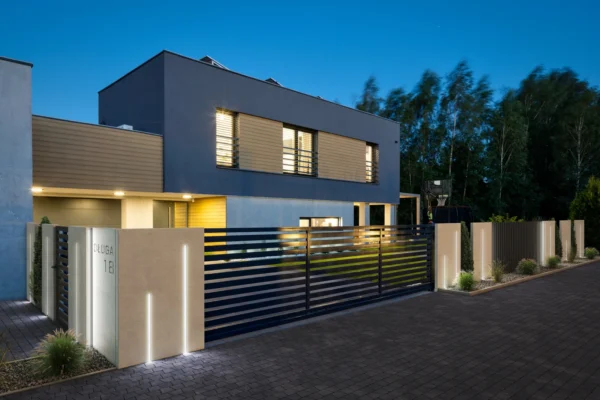 Mur ogrodzeniowy z betonu architektonicznego LAMPA LED