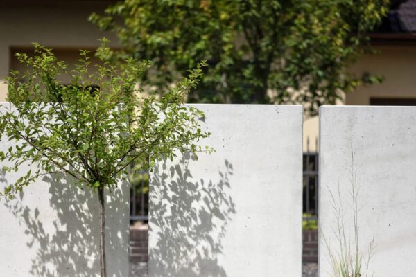 Mur ogrodzeniowy z betonu architektonicznego (50 cm szerokości)