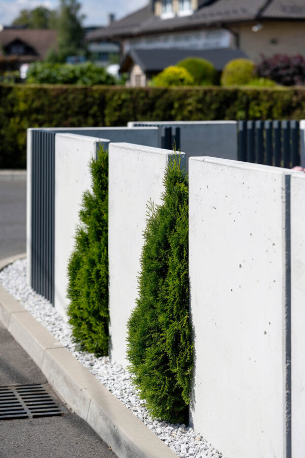 Mur ogrodzeniowy z betonu architektonicznego (100 cm szerokości)