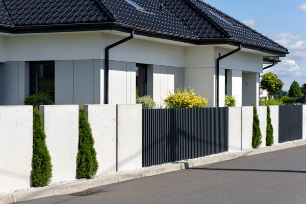 Mur ogrodzeniowy z betonu architektonicznego (100 cm szerokości)