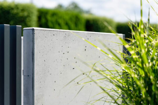 Mur ogrodzeniowy z betonu architektonicznego (100 cm szerokości)