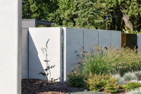 Mur ogrodzeniowy narożny z betonu architektonicznego - komplet narożników składa się z dwóch elementów (100 cm szerokości)