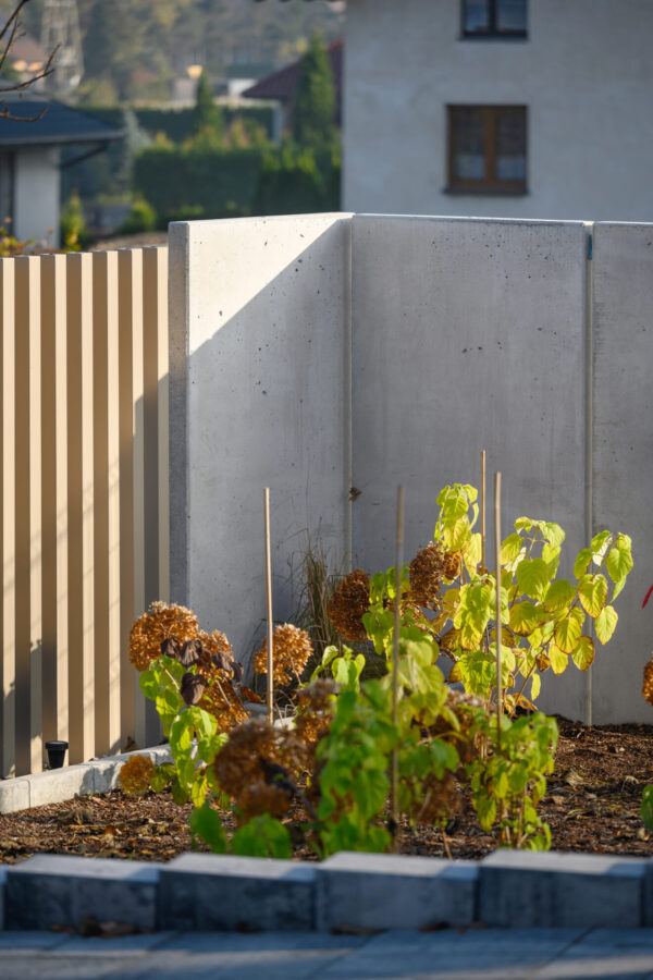 Mur ogrodzeniowy narożny z betonu architektonicznego - komplet narożników składa się z dwóch elementów (100 cm szerokości)
