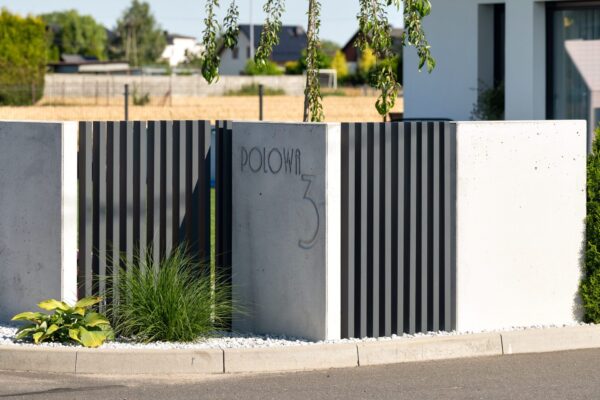 Spersonalizowany mur ogrodzeniowy z betonu architektonicznego "TOTEM"