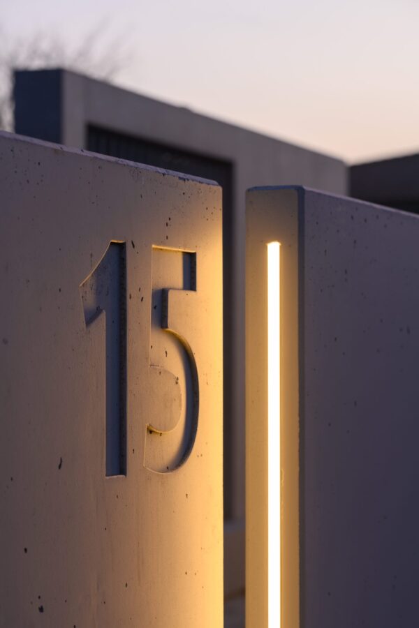 Spersonalizowany mur ogrodzeniowy z betonu architektonicznego "TOTEM"