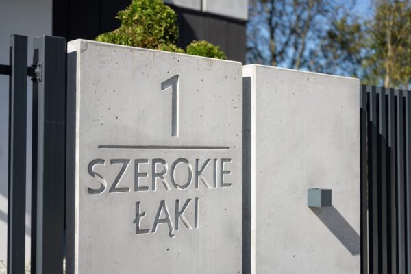 Spersonalizowany mur ogrodzeniowy z betonu architektonicznego "TOTEM"