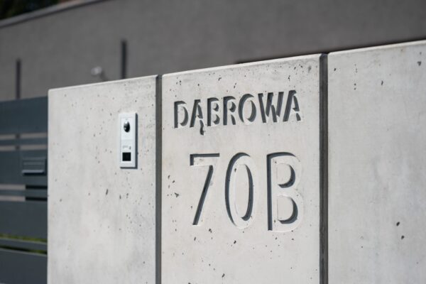 Spersonalizowany mur ogrodzeniowy z betonu architektonicznego "TOTEM"