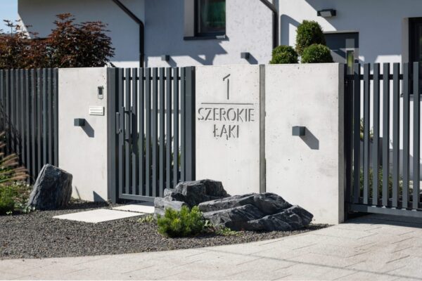 Spersonalizowany mur ogrodzeniowy z betonu architektonicznego "TOTEM"