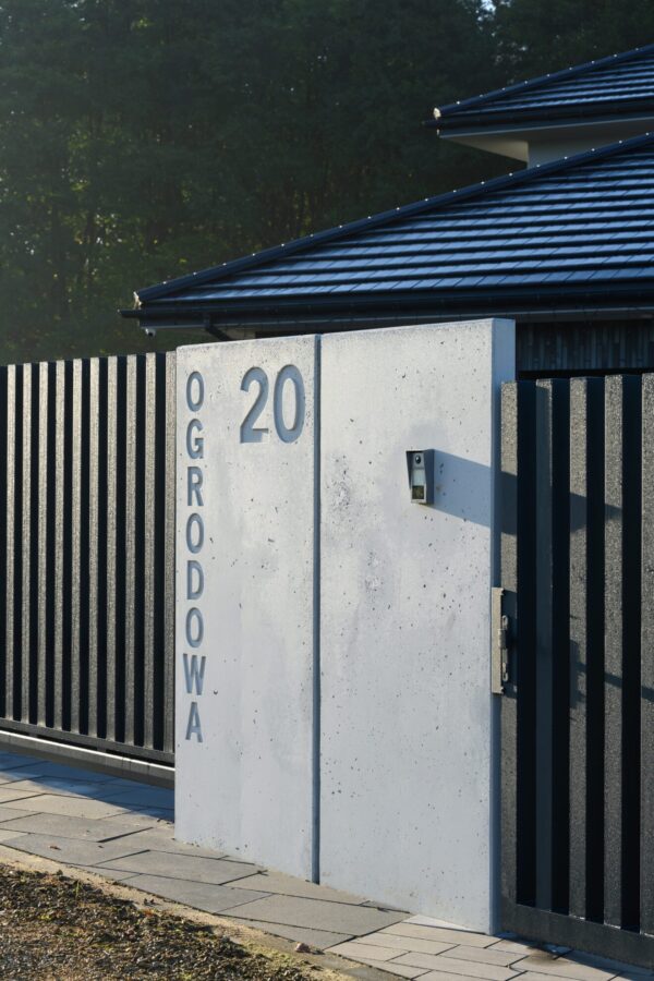 Spersonalizowany mur ogrodzeniowy z betonu architektonicznego "TOTEM"